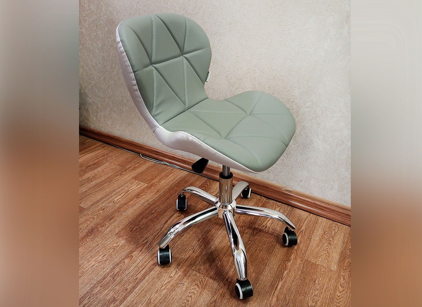 Стул офисный на колесиках серый с белым Demure компьютерное кресло
