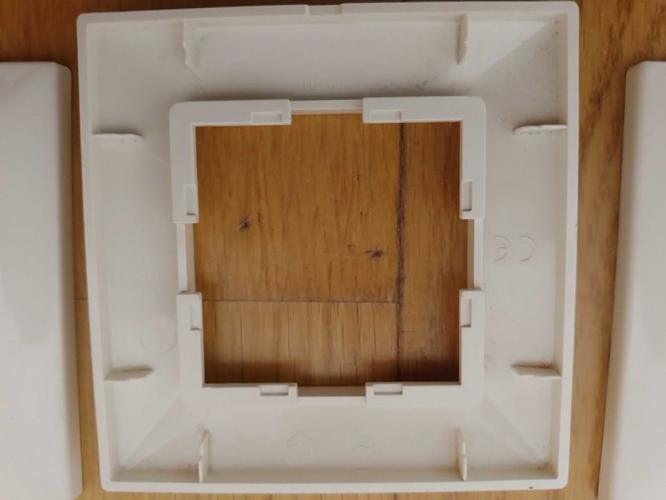 Рамки для розеток VIKO, KARRE, колір кремовий, білий. Заглушки