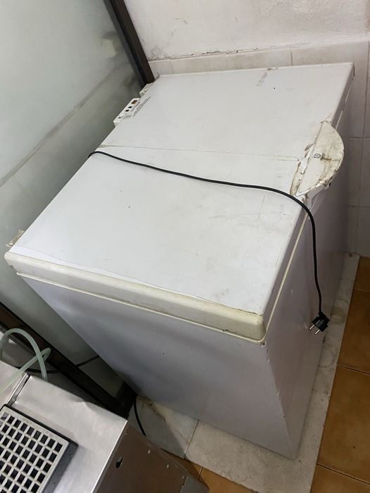 VENDE-SE FRIGORIFICO E SERPENTINA, MESA E CADEIRAS EM BOM ESTADO.