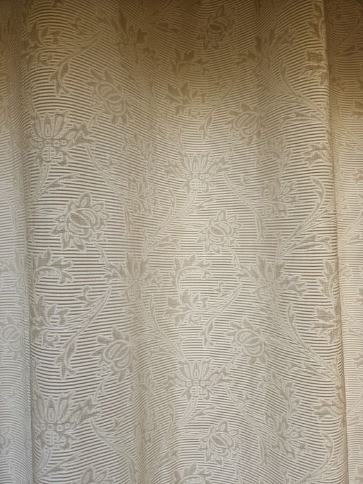 Cortinas brancas com padrão