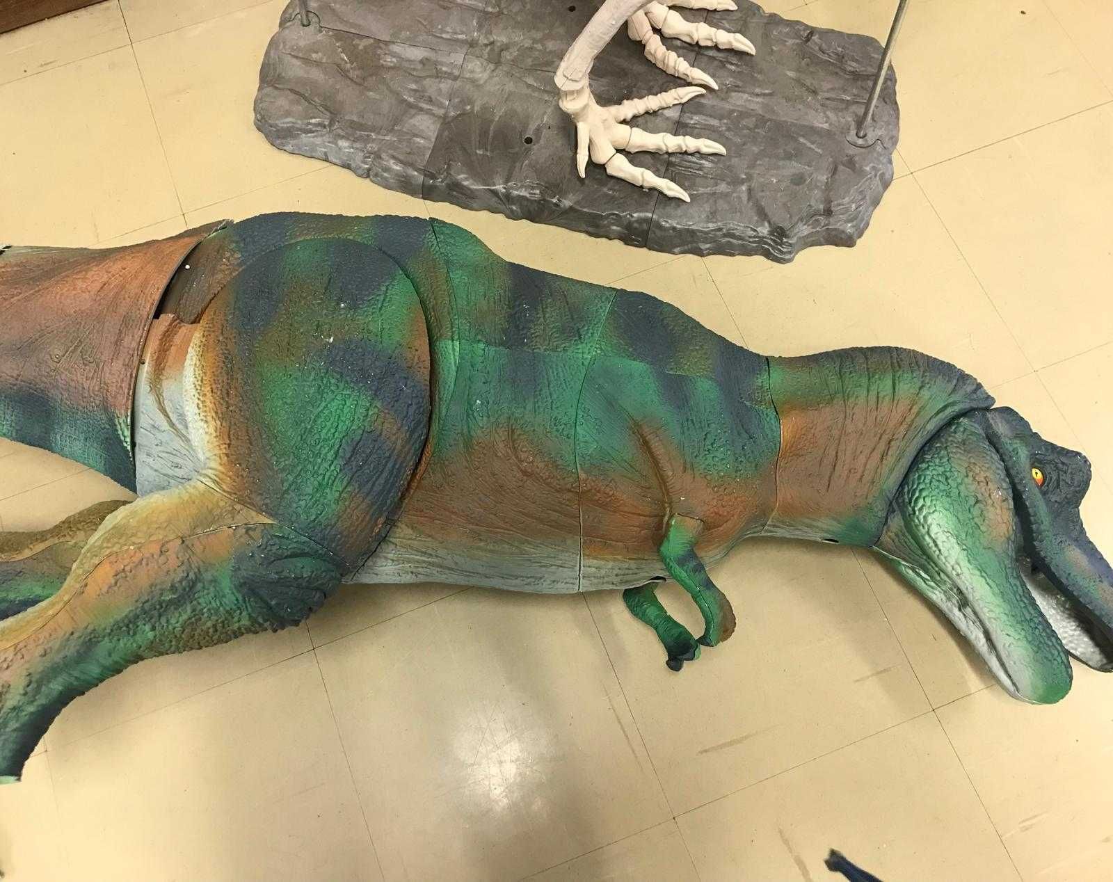 Esqueleto de dinossauro e pele