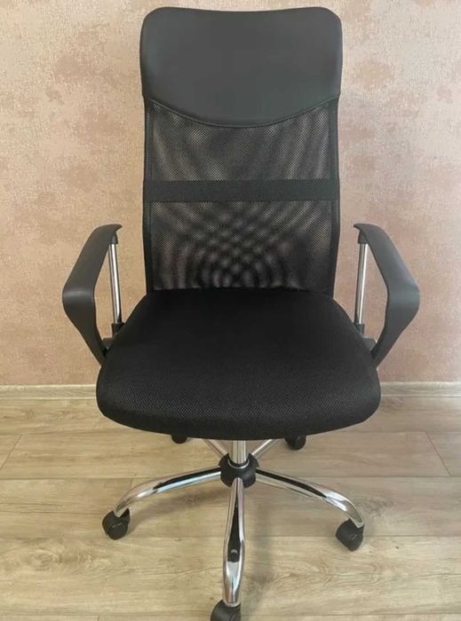 крісло офісне комп'ютерне для персоналу з вентильованою спинкою