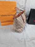 Torebka damska Guess kremowa monogram brelok