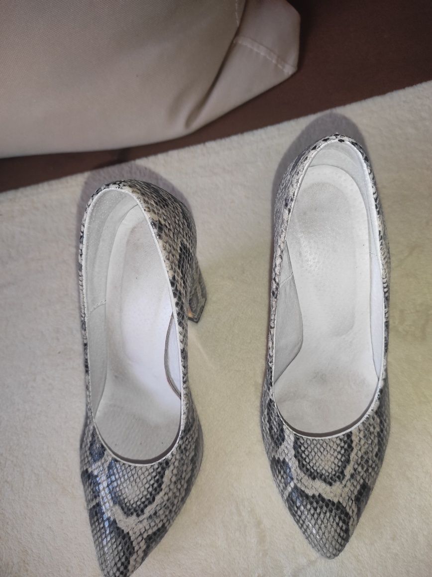 Туфлі з натуральної шкіри  зміїний принт 37р