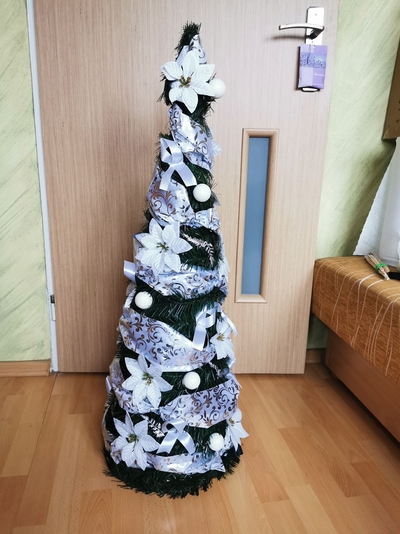 Choinka ubrana gotowa z lampkami led stroik
