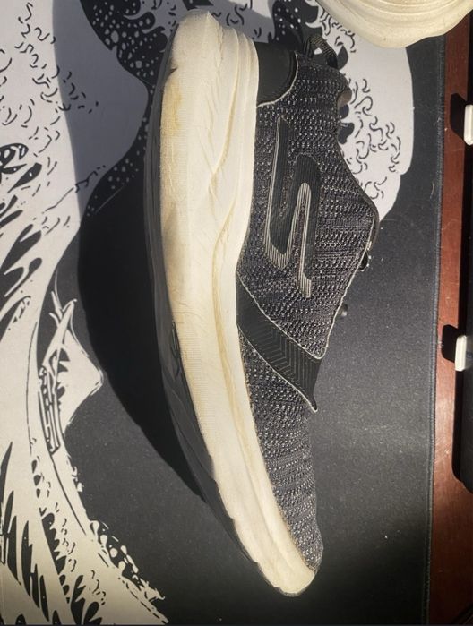 Tenis skechers (N.44).