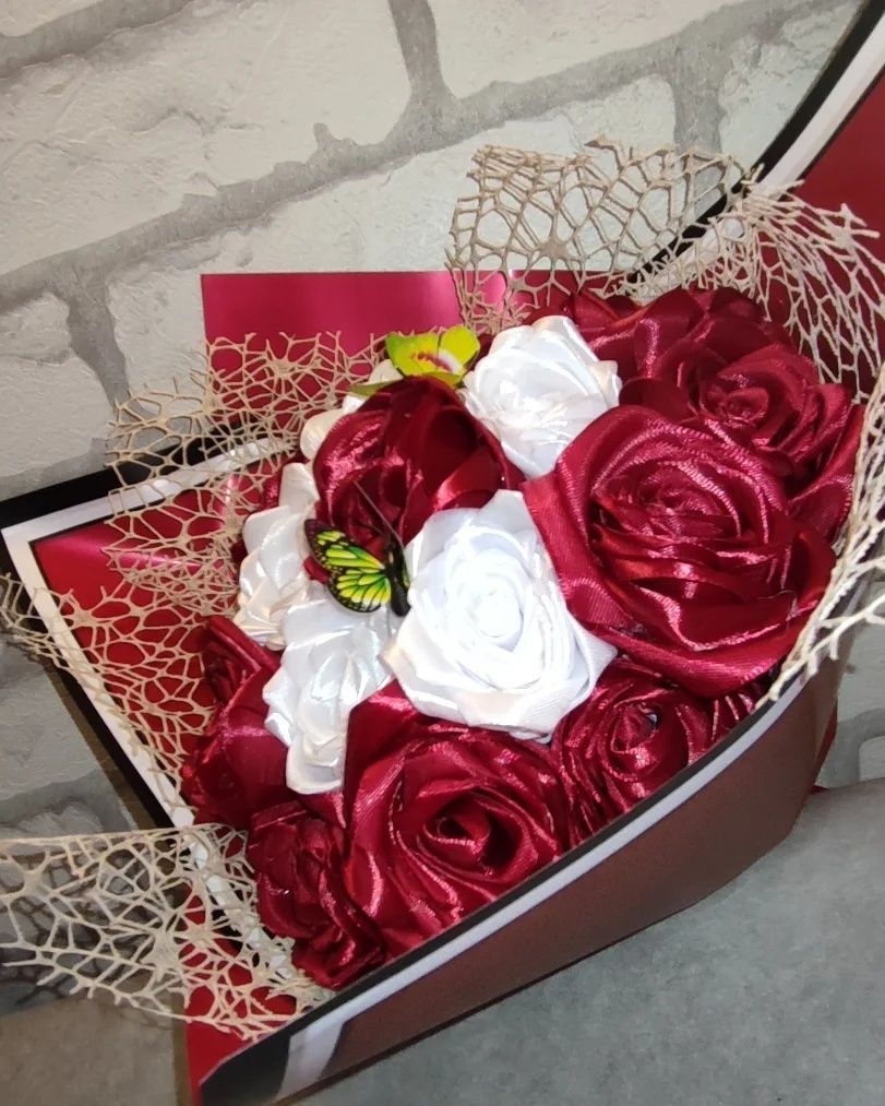 Букети з троянд створених з атласної стрічки
