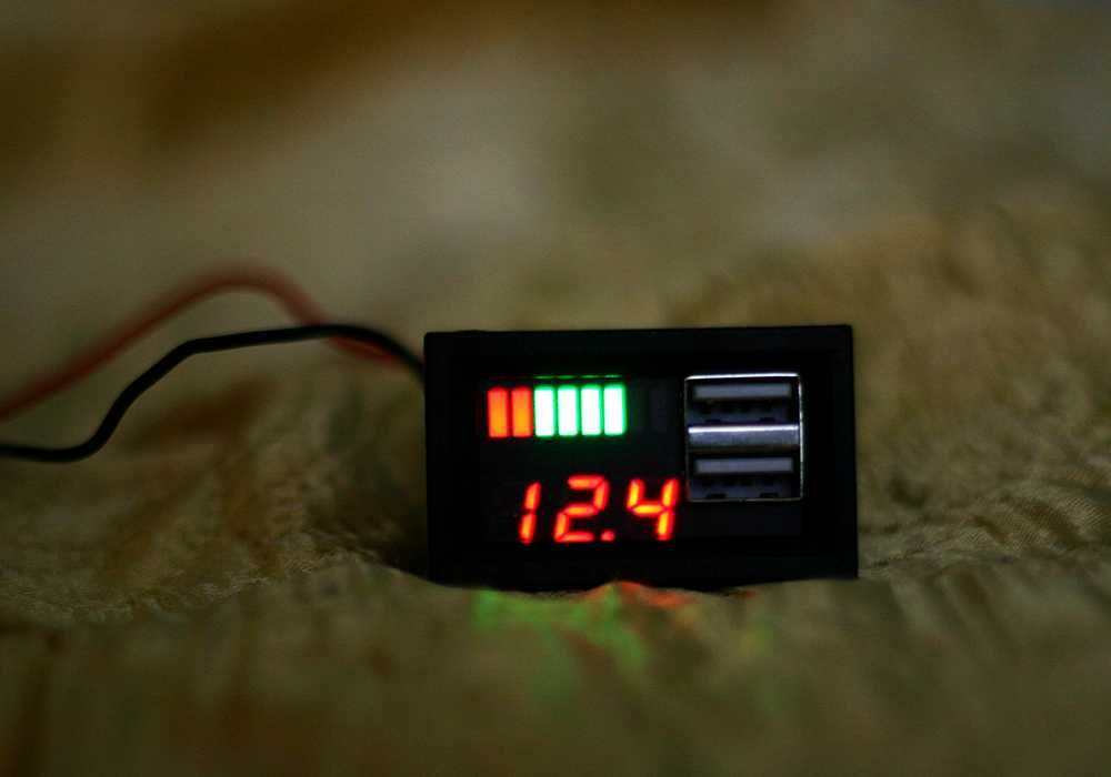 Индикатор уровня заряда аккумулятора, вольтметр, с двумя мощными USB