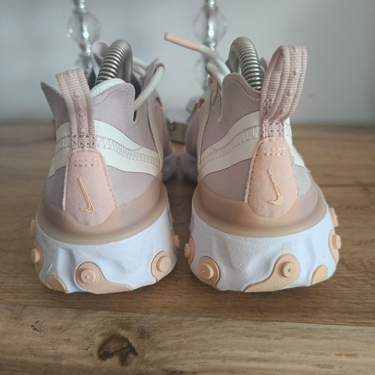 Buty Nike react element 37,5 pudrowy róż