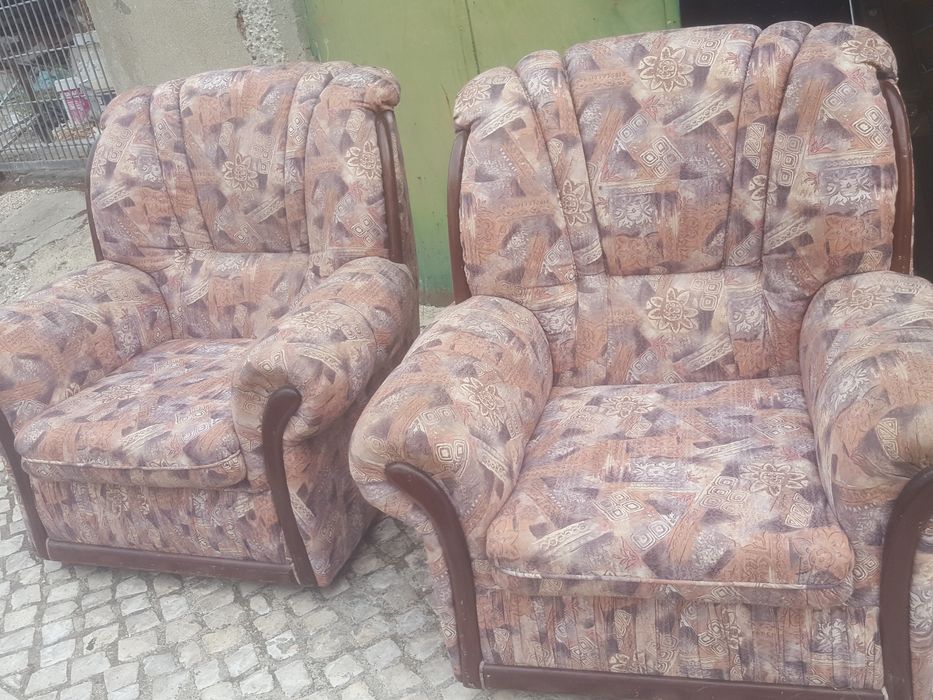 2 sofás  em  tecido  em bom estado