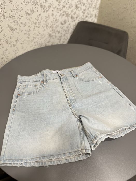 Жіночі джинсові шорти.