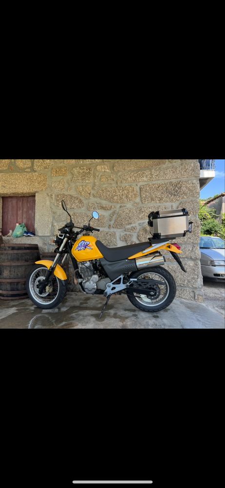 Honda SLR 650 com mala Givi