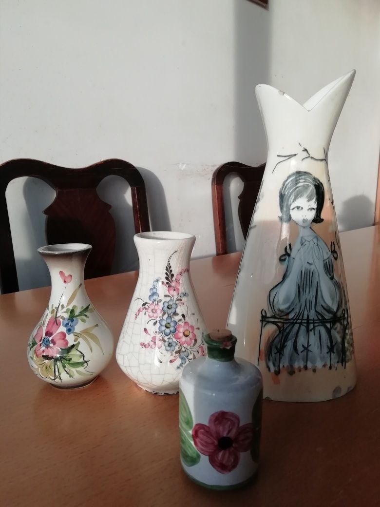 Conjunto de pequenas jarras em porcelana portuguesa.