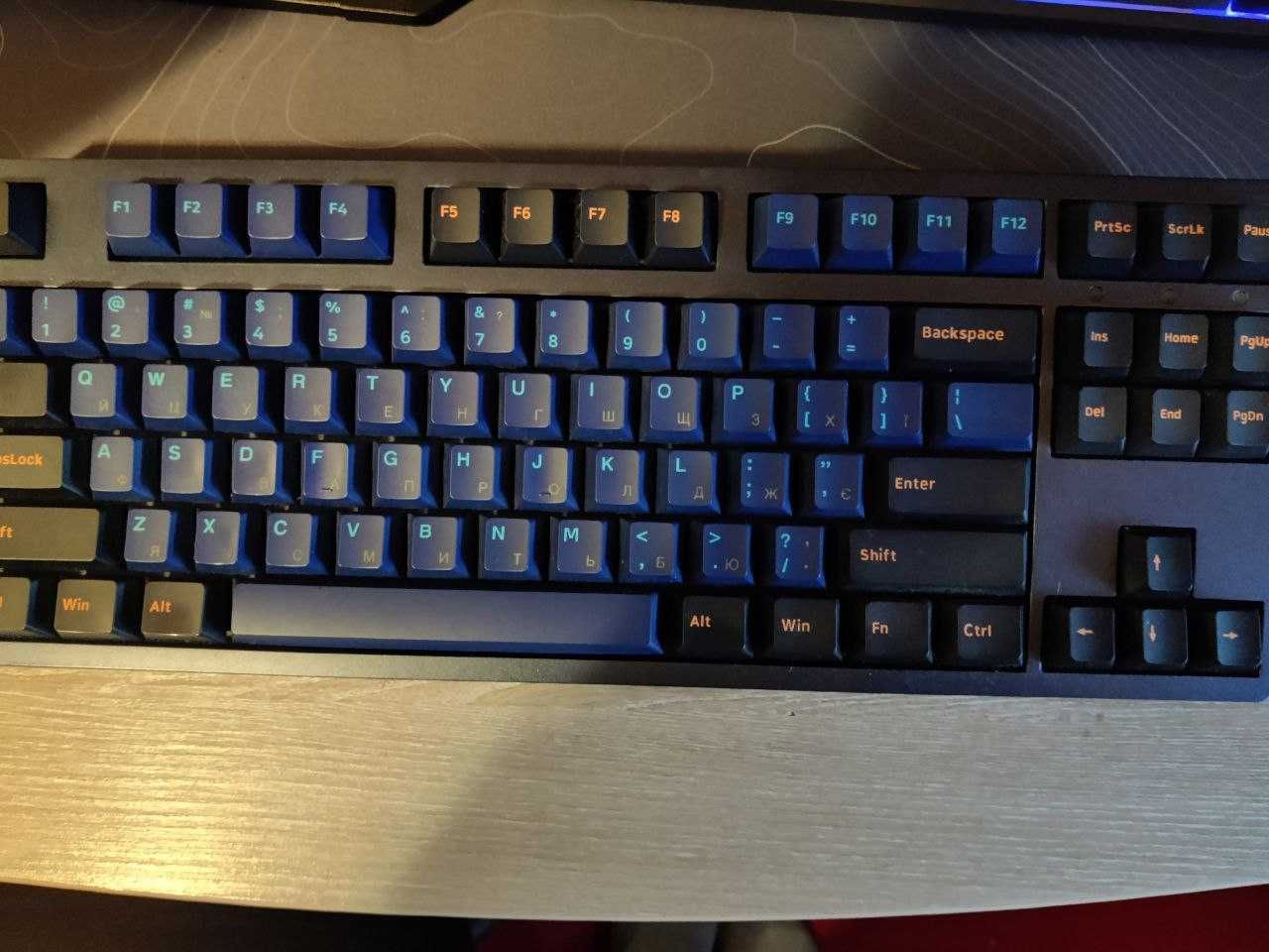 клавиатура на 
Cherry MX Brown