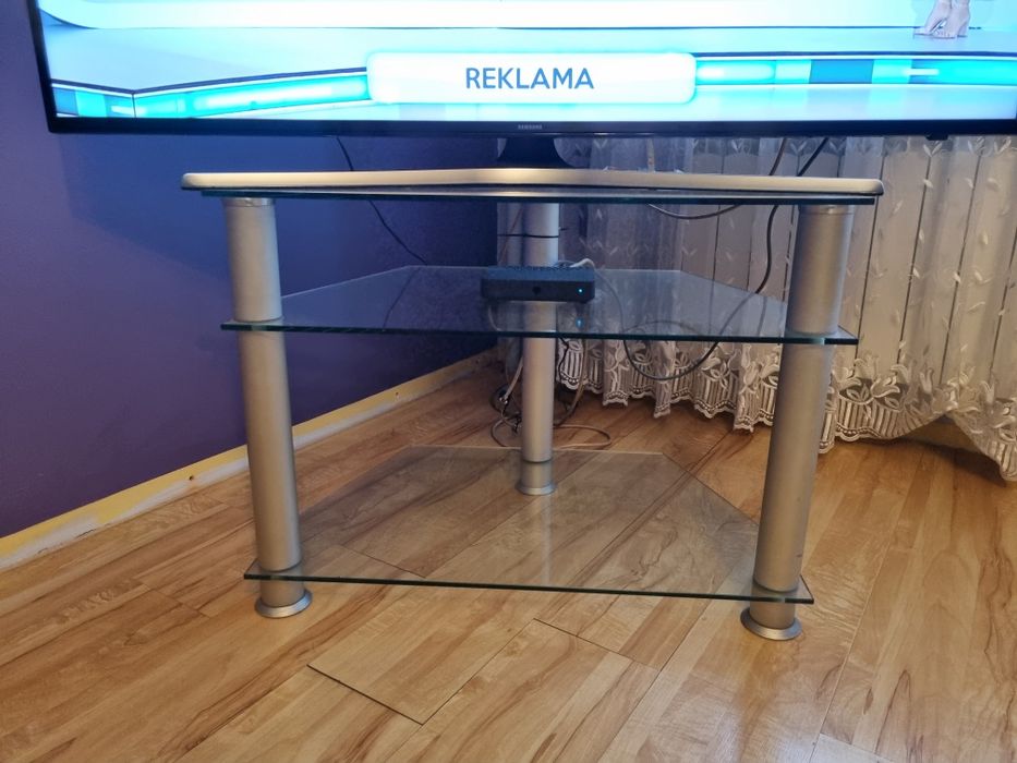 Szklany stolik pod telewizor