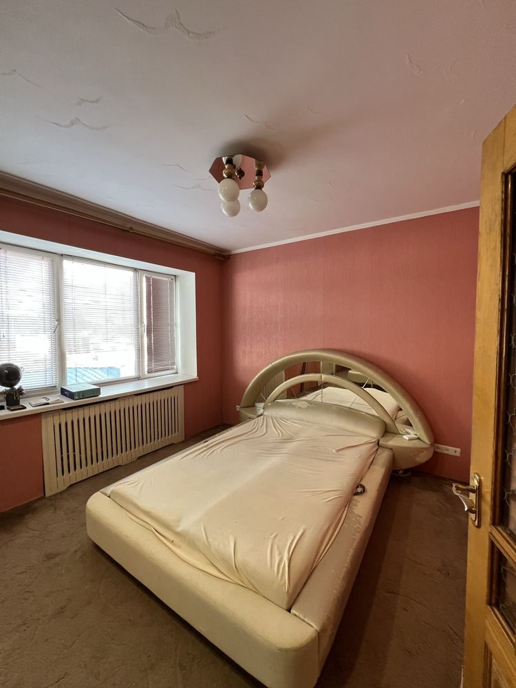 Продам 5 кімнатну квартиру,Варшавський ринок вул.Кравчука