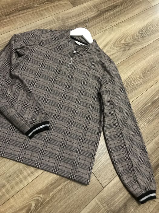 Стильна кофта в клітинку