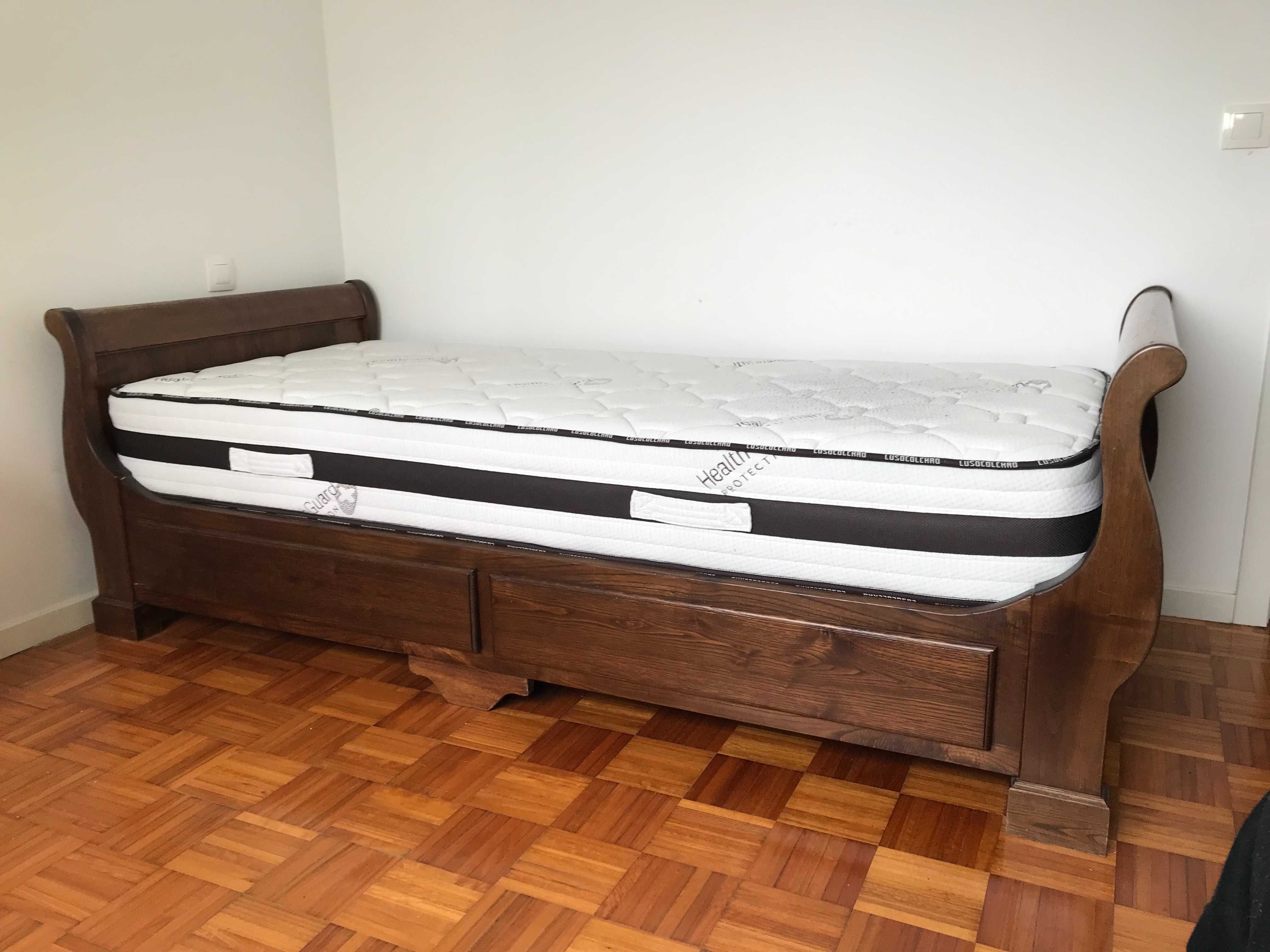 Cama de solteiro com colchão e mesa de cabeceira + oferta