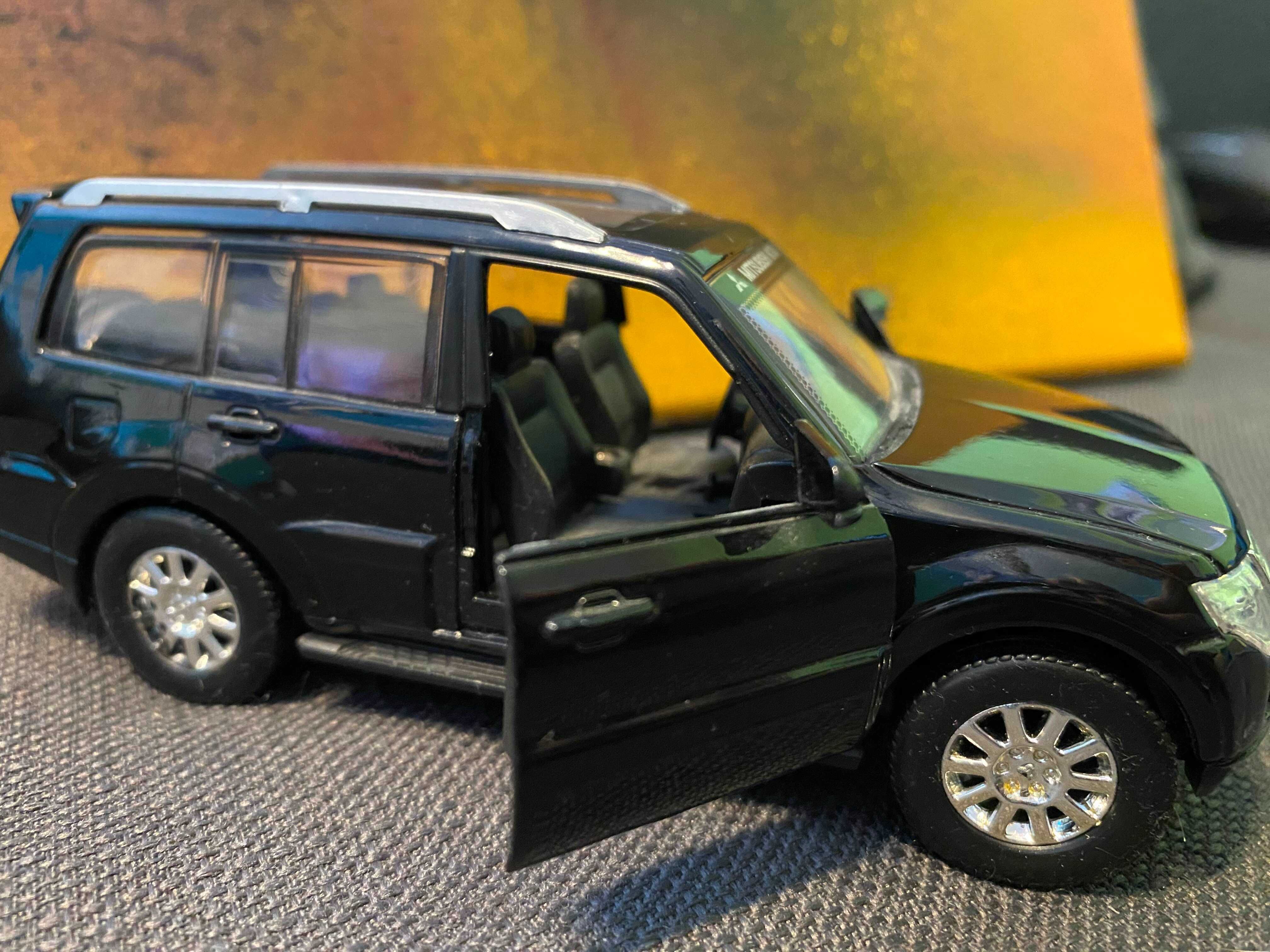 Model / Resorak Mitsubishi Pajero (1999) 1:32 - Uni-Fortune