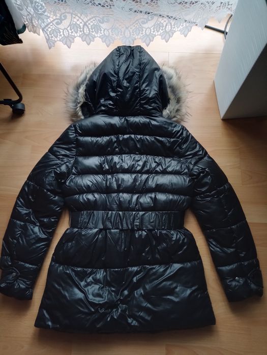 Czarna pikowana kurtka z futerkiem