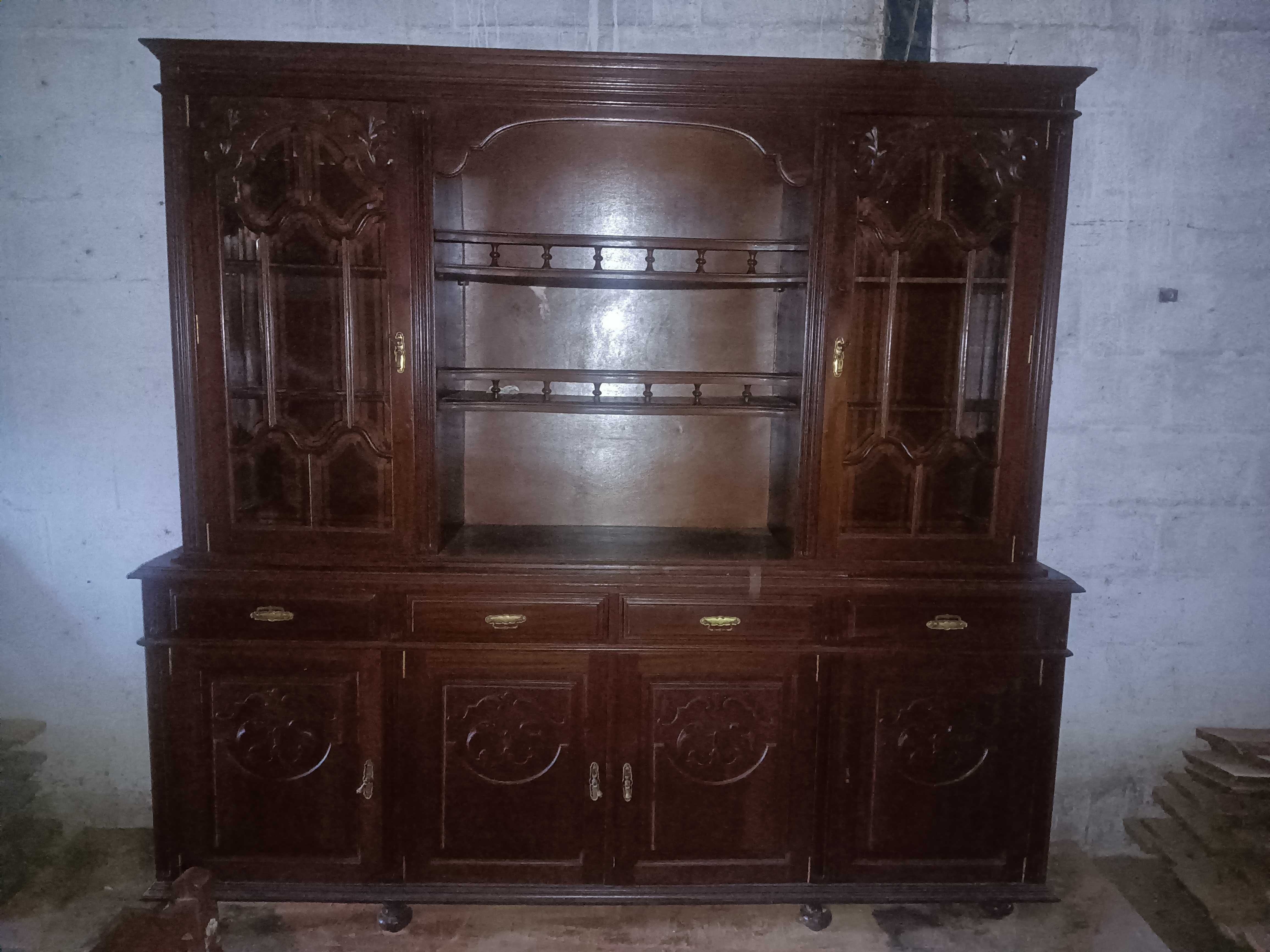 Móvel de sala antigo e 6 cadeiras