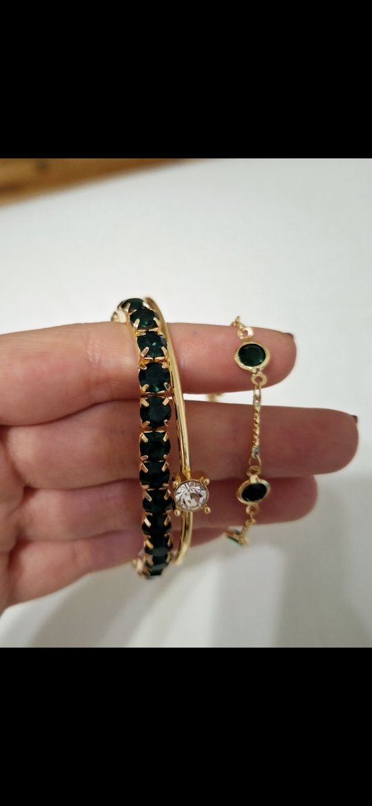 Pulseiras dourada e verde
