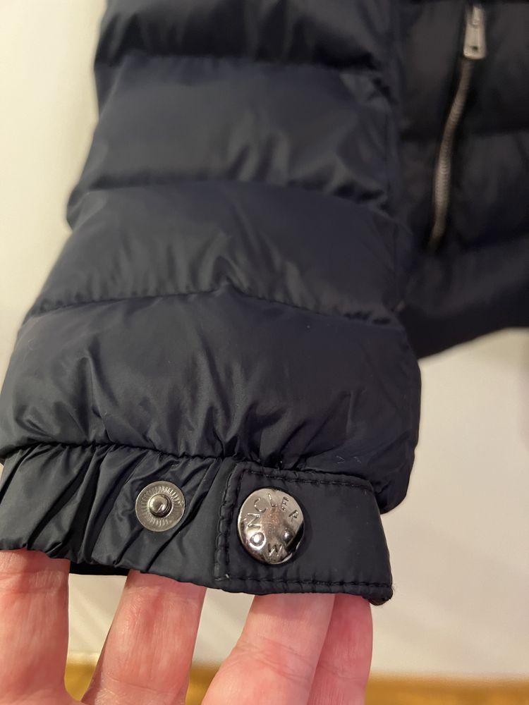 Kurtka granatowa z napisem Moncler