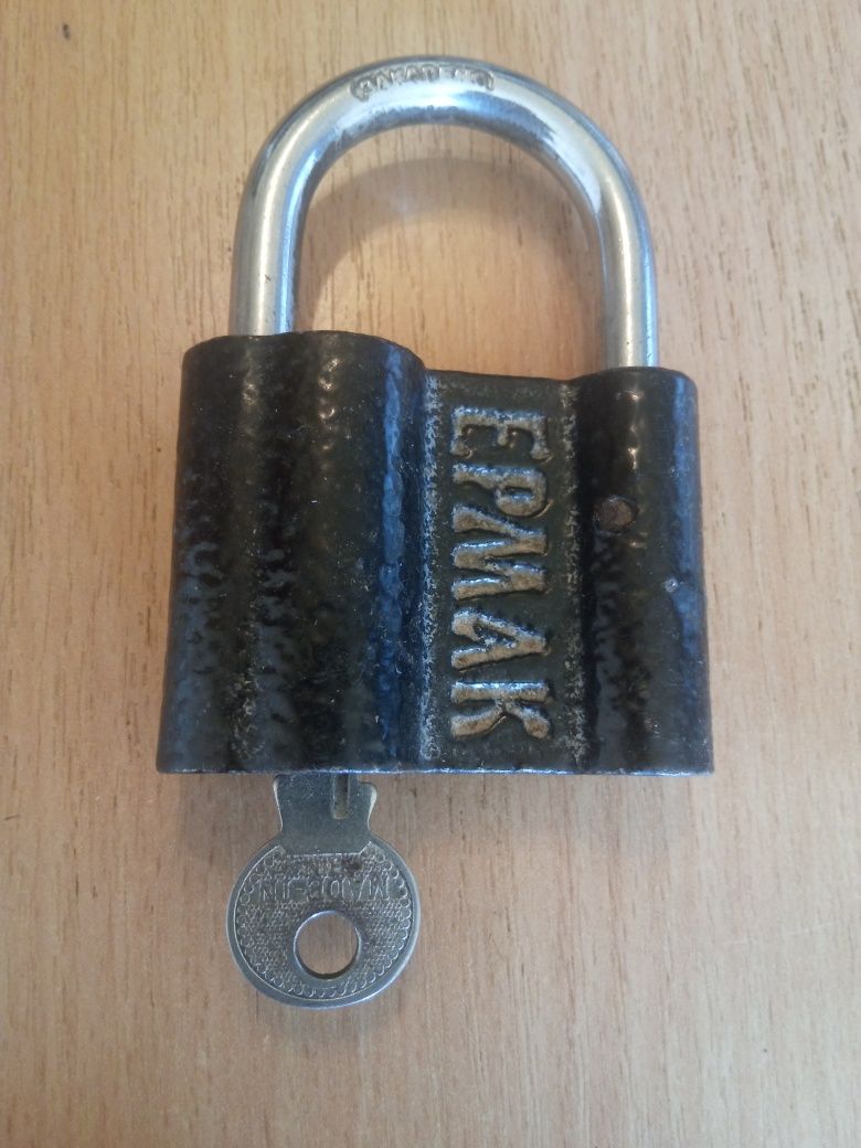 Замок навесной дверной "Ермак" б.у..