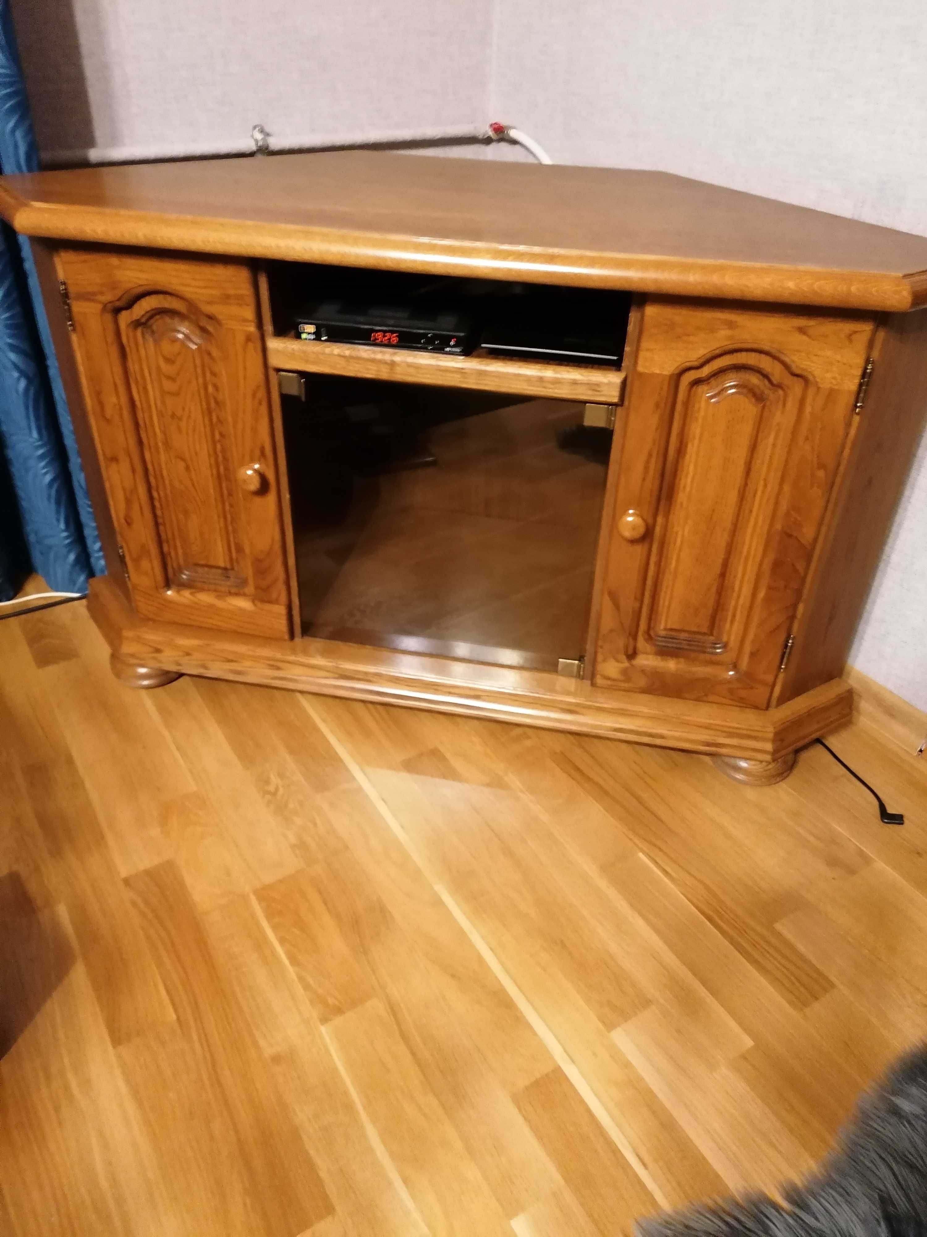 Szafka RTV dębowa zabudowana z półeczkami.