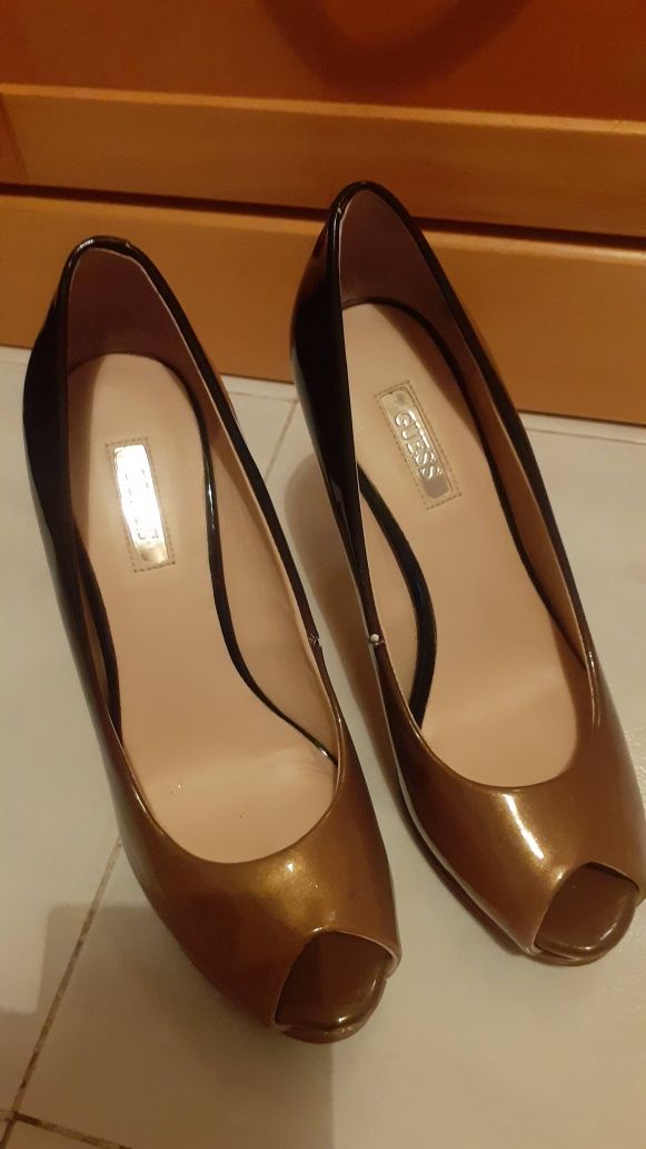Sapatos Camel e preto verniz dourado ( Guess ) C/ Novos