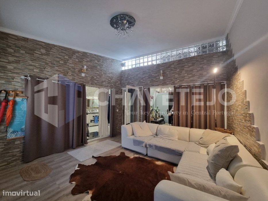 Moradia geminada T3, com garagem, situada em aldeia a 11km de Tomar.