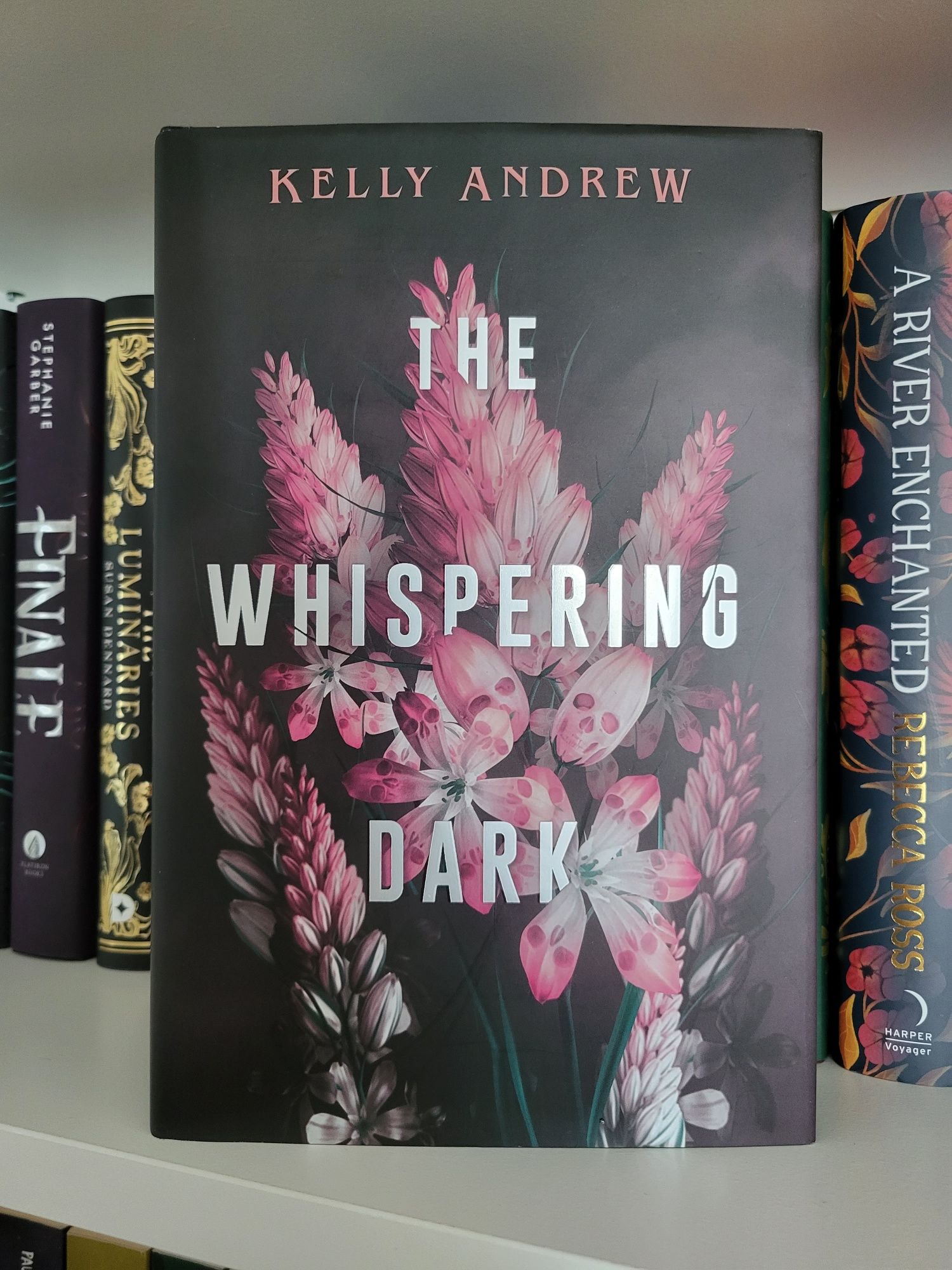 Illumicrate The whispering dark