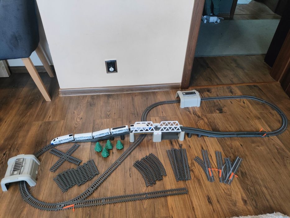 Tory do kolejki elektrycznej.