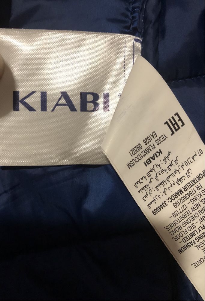 Colete almofadado, com bolsos latetais e fecho inteiro
