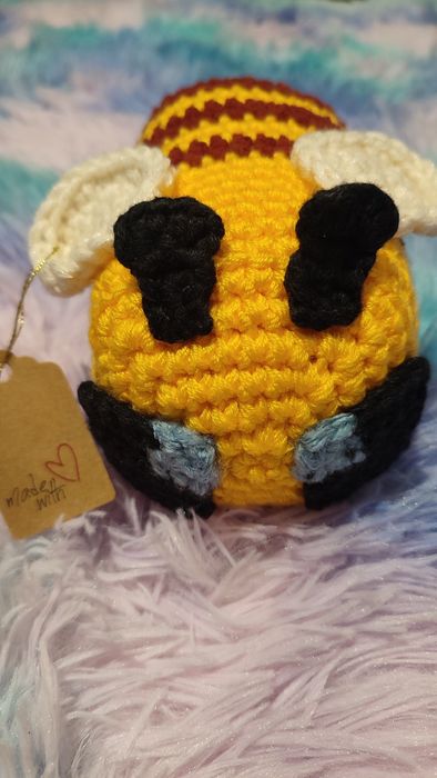 В'язана піксельна бджола