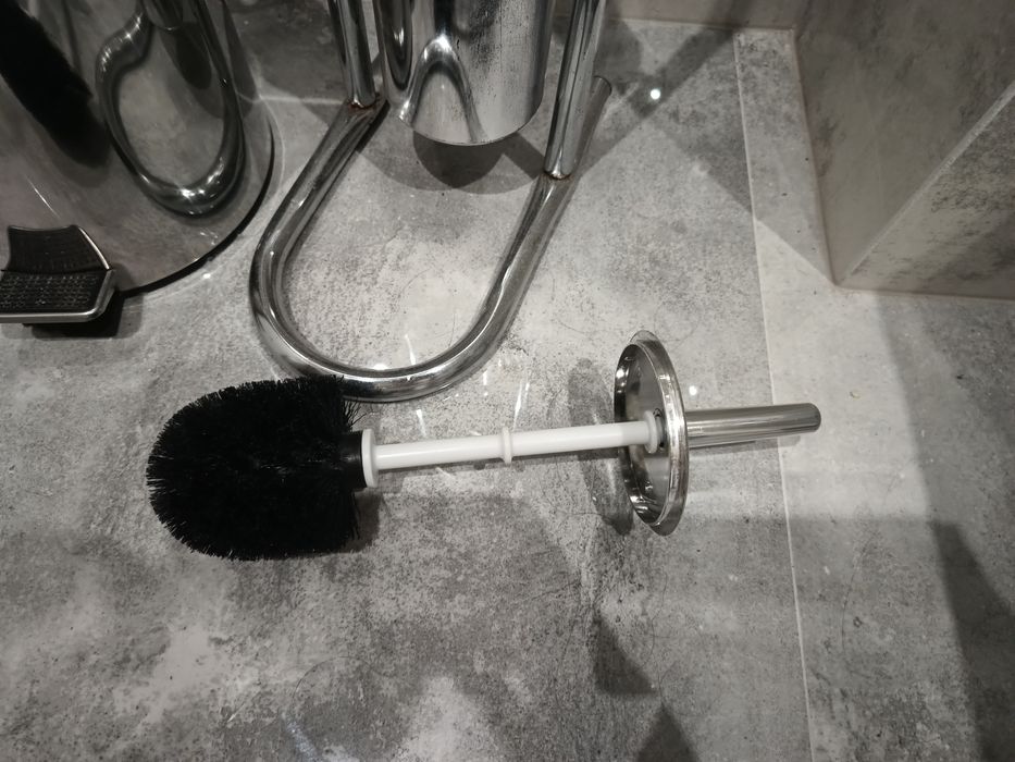 Zestaw łazienkowy srebrny stojak na papier i szczotkę oraz kosz 5L