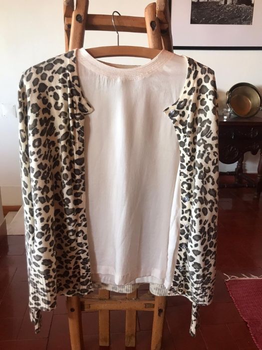 Casaco de padrão leopardo com blusa branca