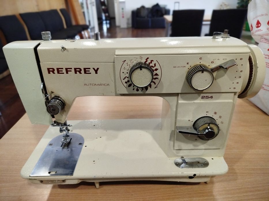 Máquina de costura refrey 254