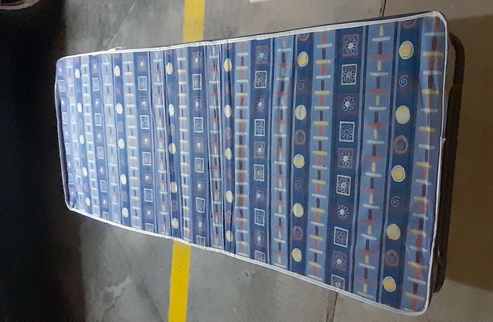 Cama solteiro dobrável e potável 190x80cm como nova