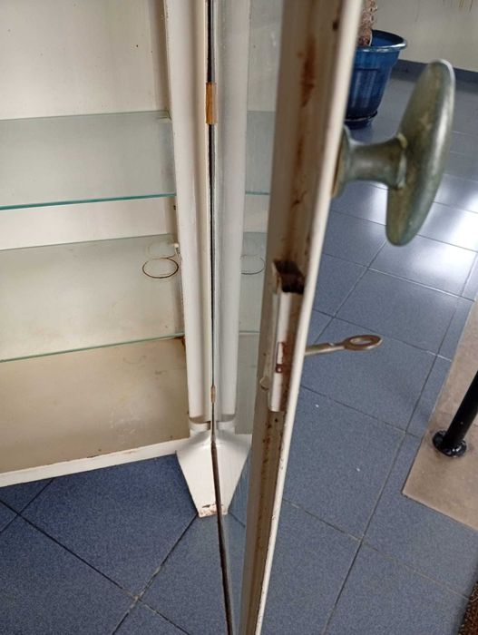 Armário vitrine farmácia antigo vintage em ferro e vidro