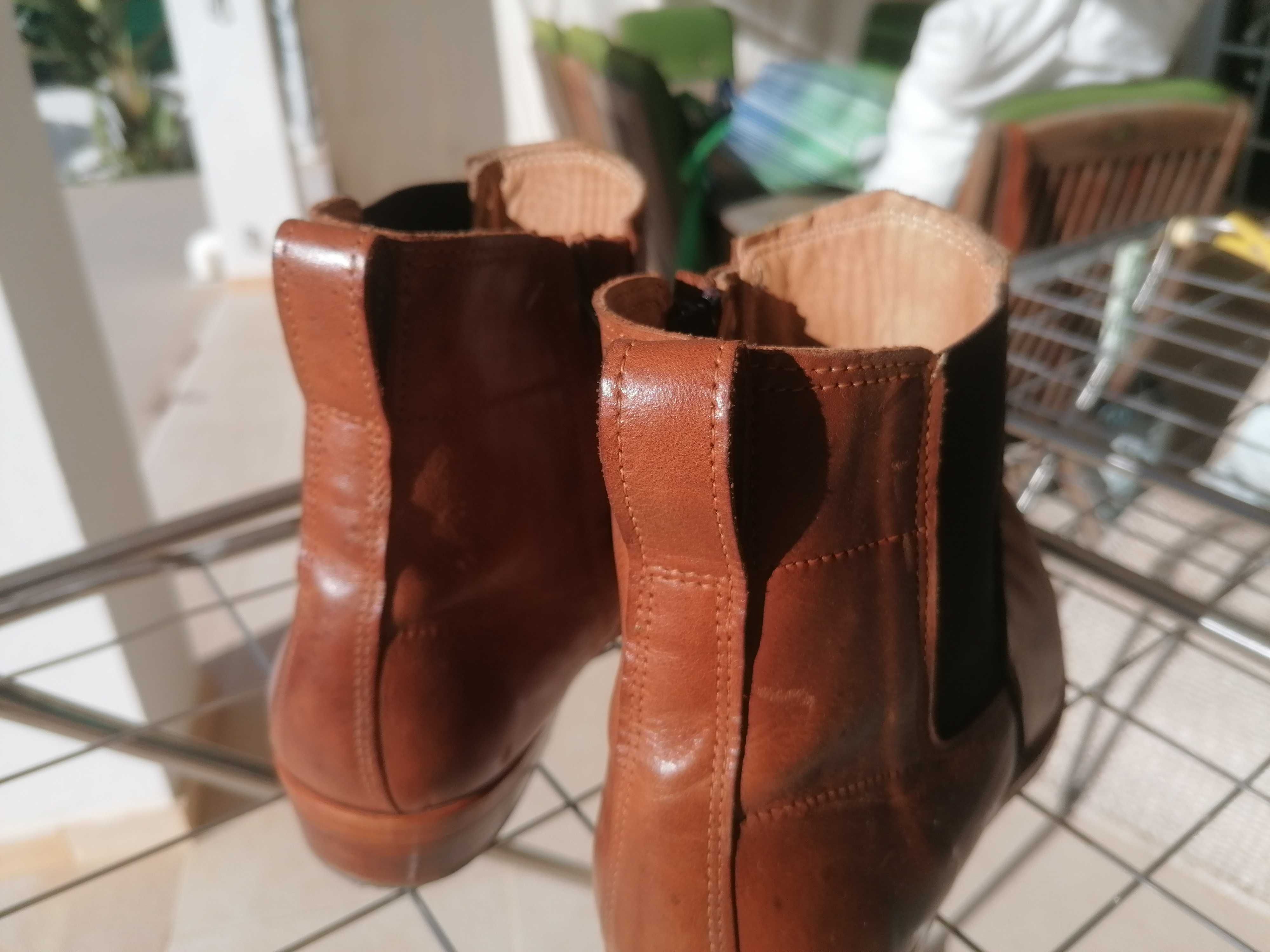 Botas em pele castanhas artesanais