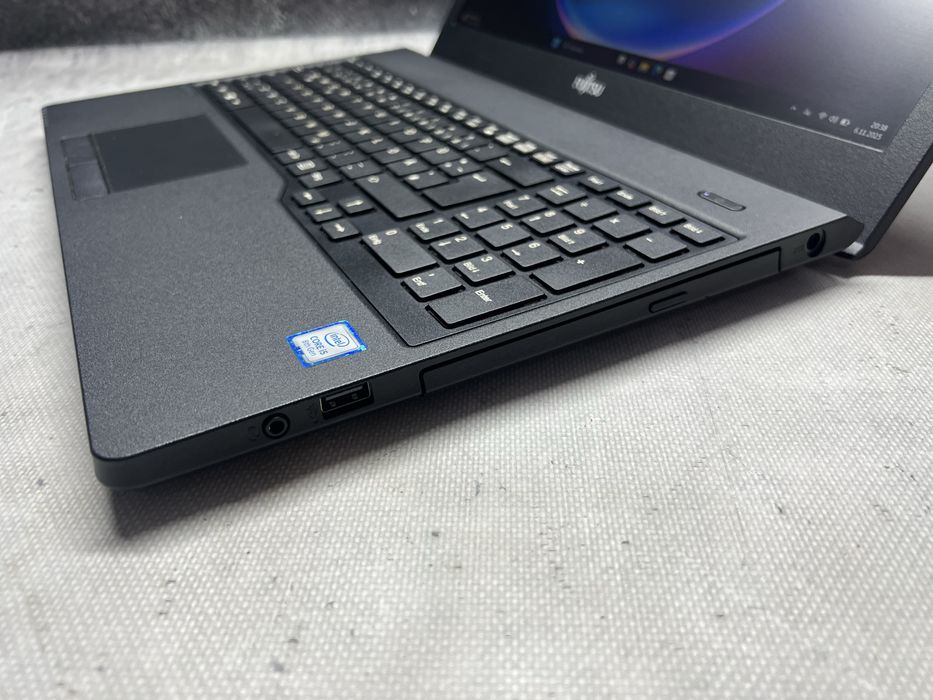 Fujitsu / i5 8250u 3.4GHz / 8 GB DDR4 / 256 SSD / 15.6 FHD / W11 Pro