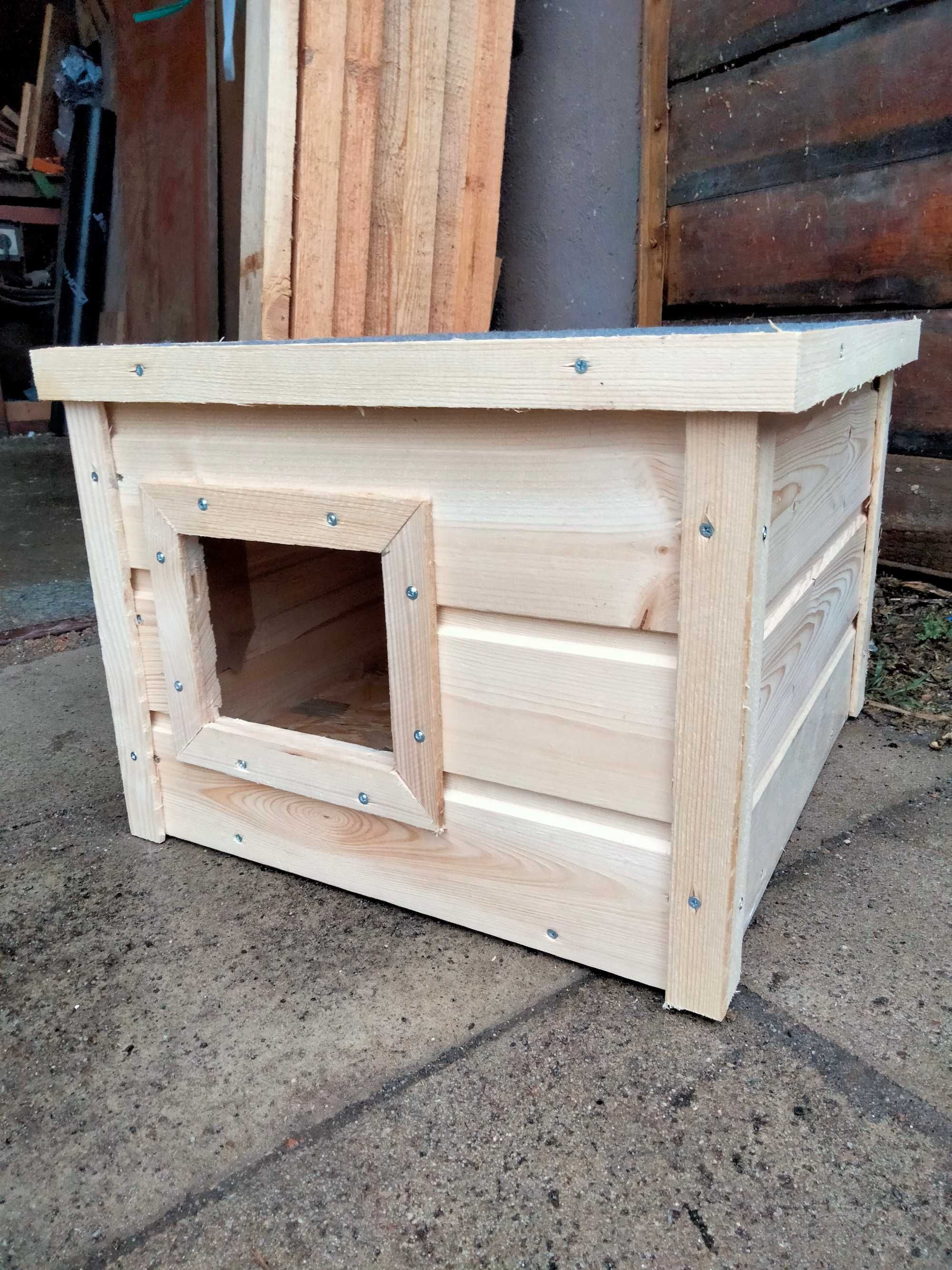 Domek dla kota drewniany.