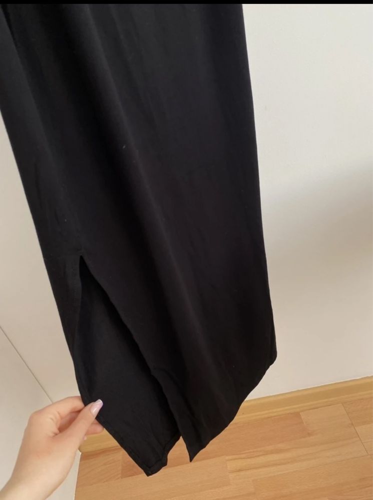 Sukienka z rozcięciem