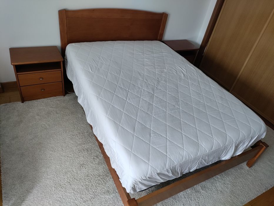 Cama de casal e mesas-de-cabeceira