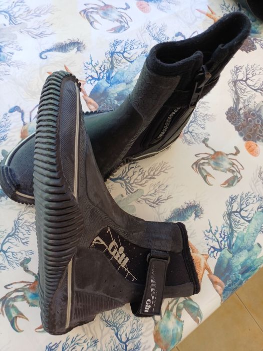 Vende se dois pares de  botas de neoprene 5 mm.