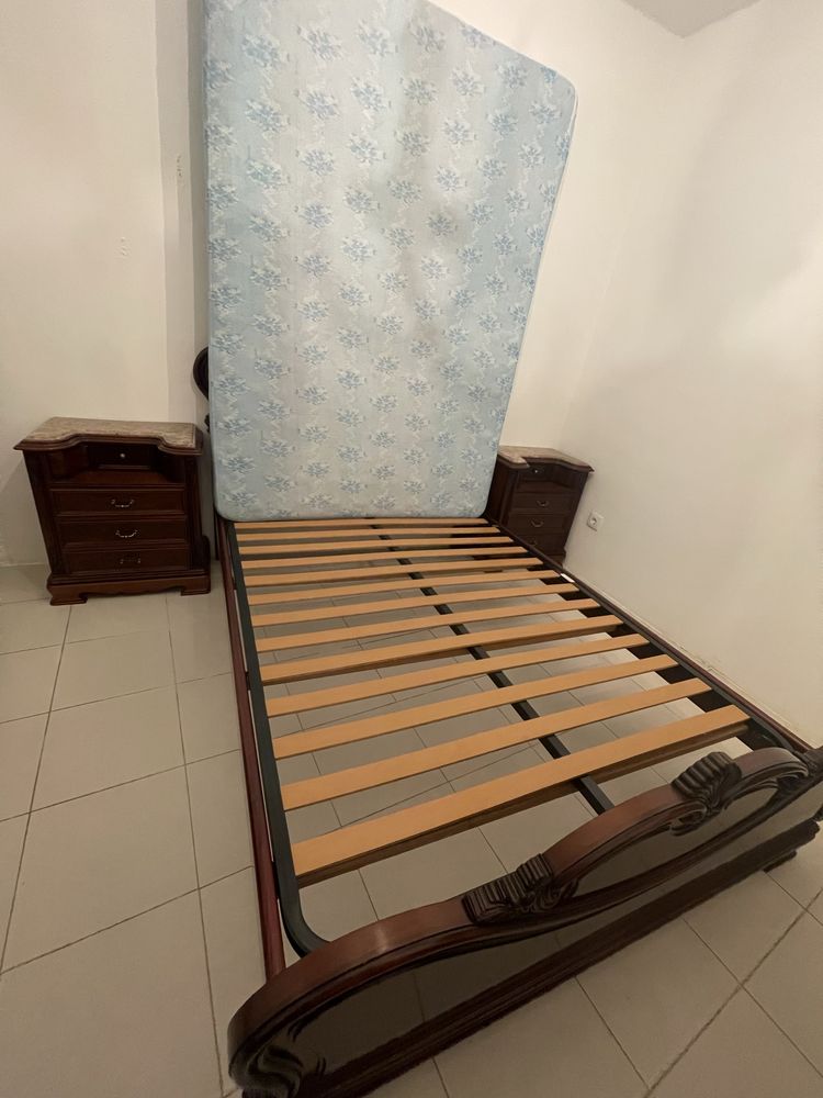 Cama de casal completa com estrado, colchão e mesinhas de cabeceira