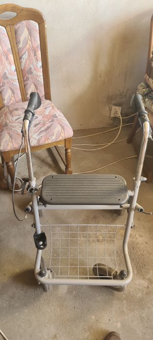 chodzik dla seniora z hamulcami i krzesełkiem