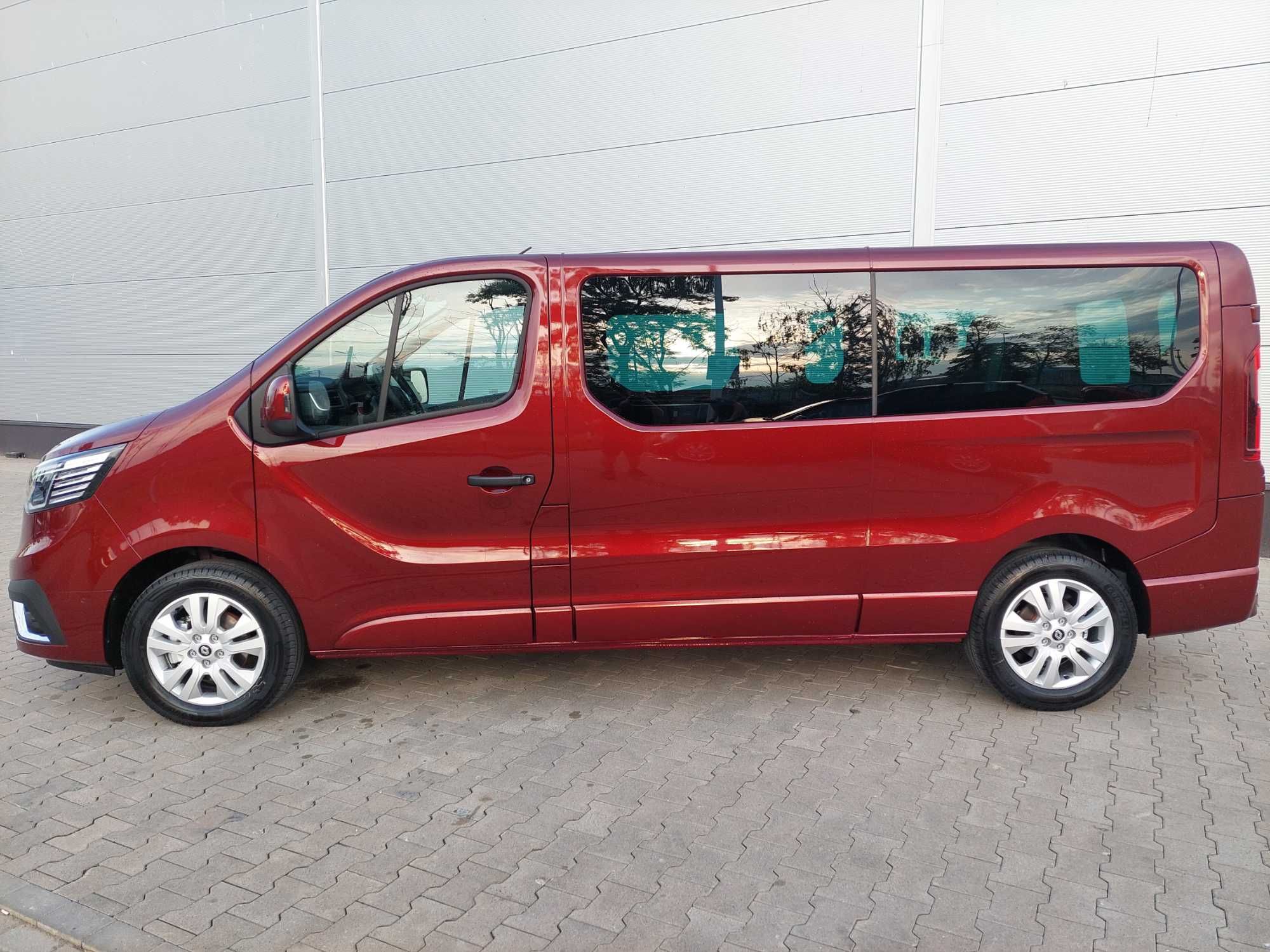 Wynajem busa 8 i 9 osobowego Renault Trafic extralong manual automat