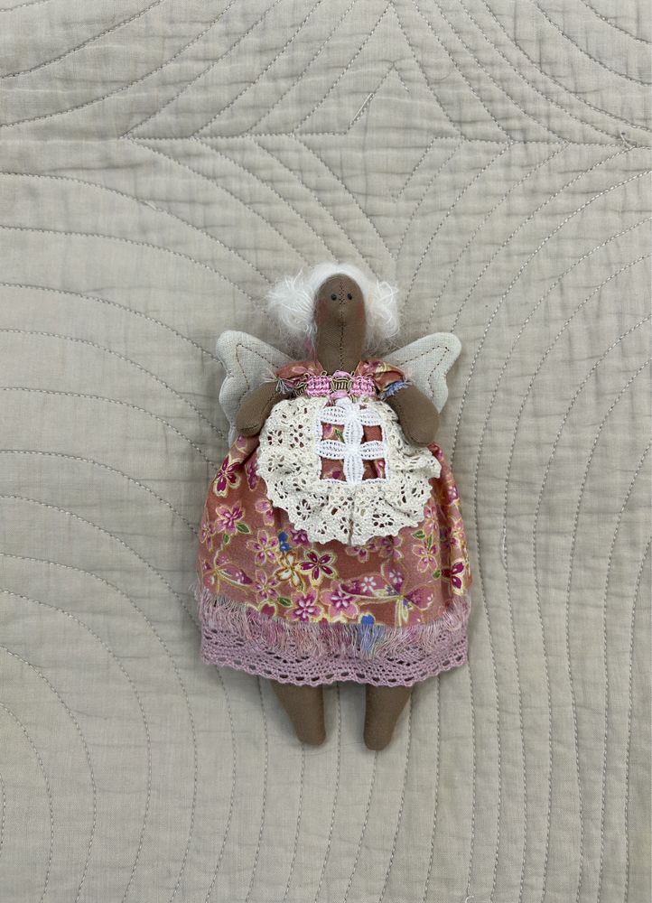 Текстильна інтерʼєрна лялька ручної роботи